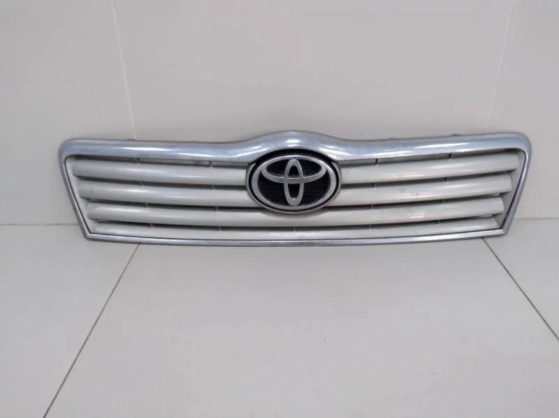 Решетка радиатора Toyota Avensis T250 2003-2009