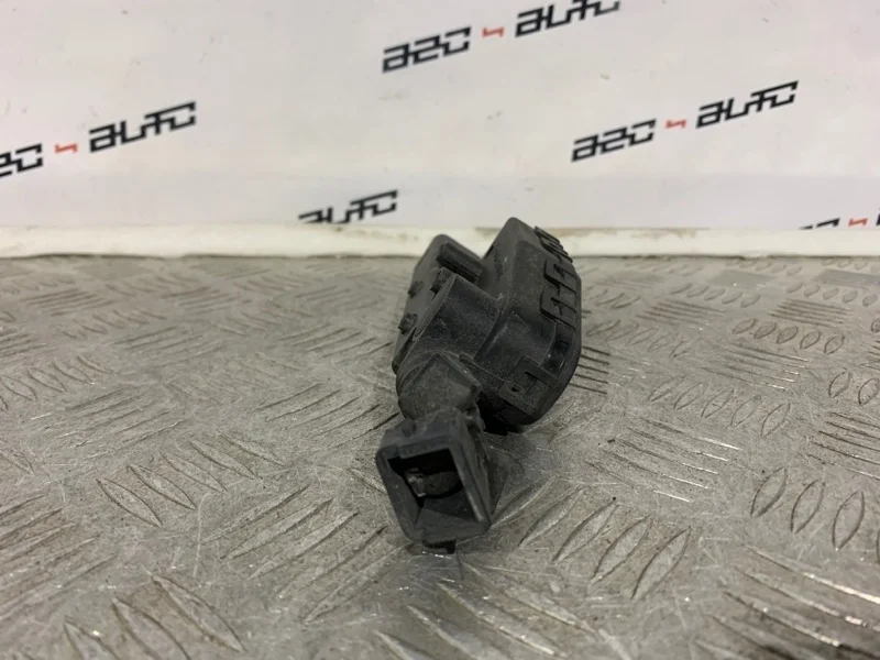 Форсунка омывателя Volvo V70 2008 30663580 WG, правая