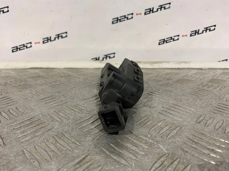 Форсунка омывателя Volvo V70 2009 30663580 WG, правая