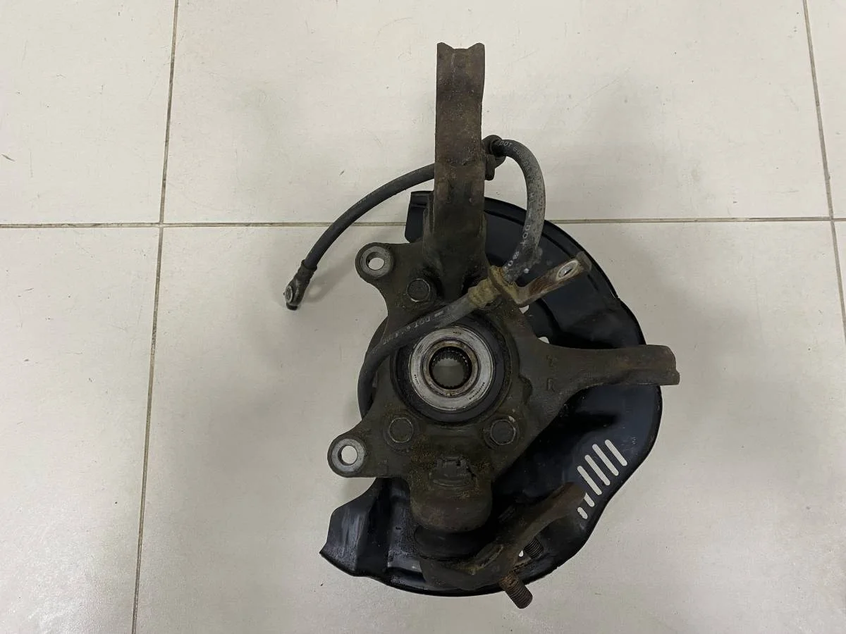 Кулак поворотный передний правый Toyota Corolla E150 2006-2013