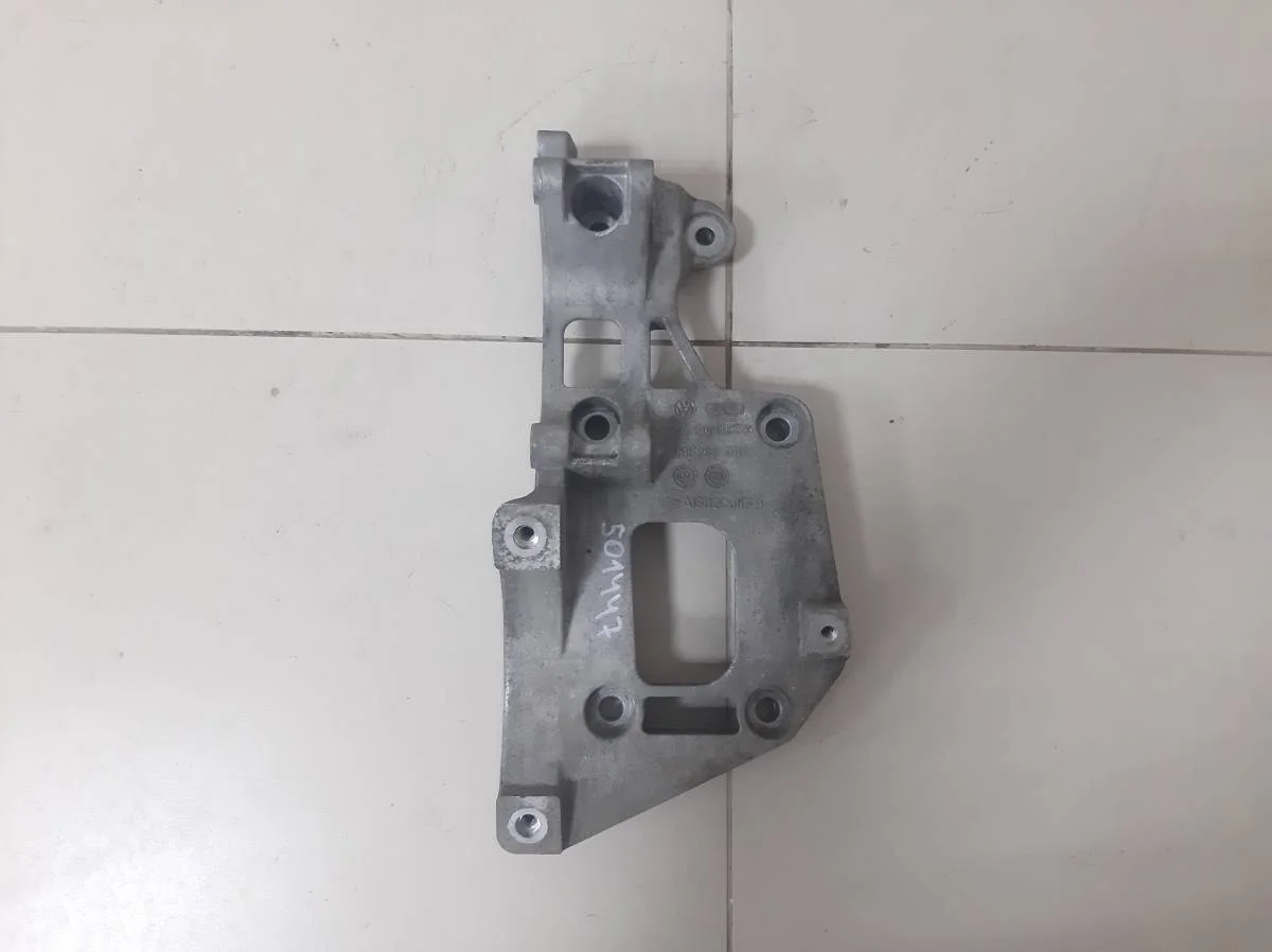 Кронштейн генератора Seat Leon 1P1 2005-2013