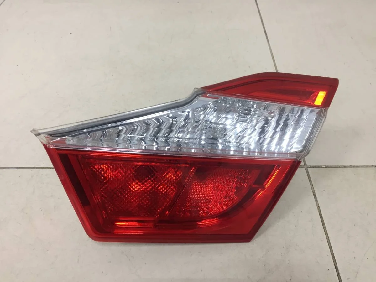 Фонарь задний внутренний правый Toyota Camry V50 2011-2017