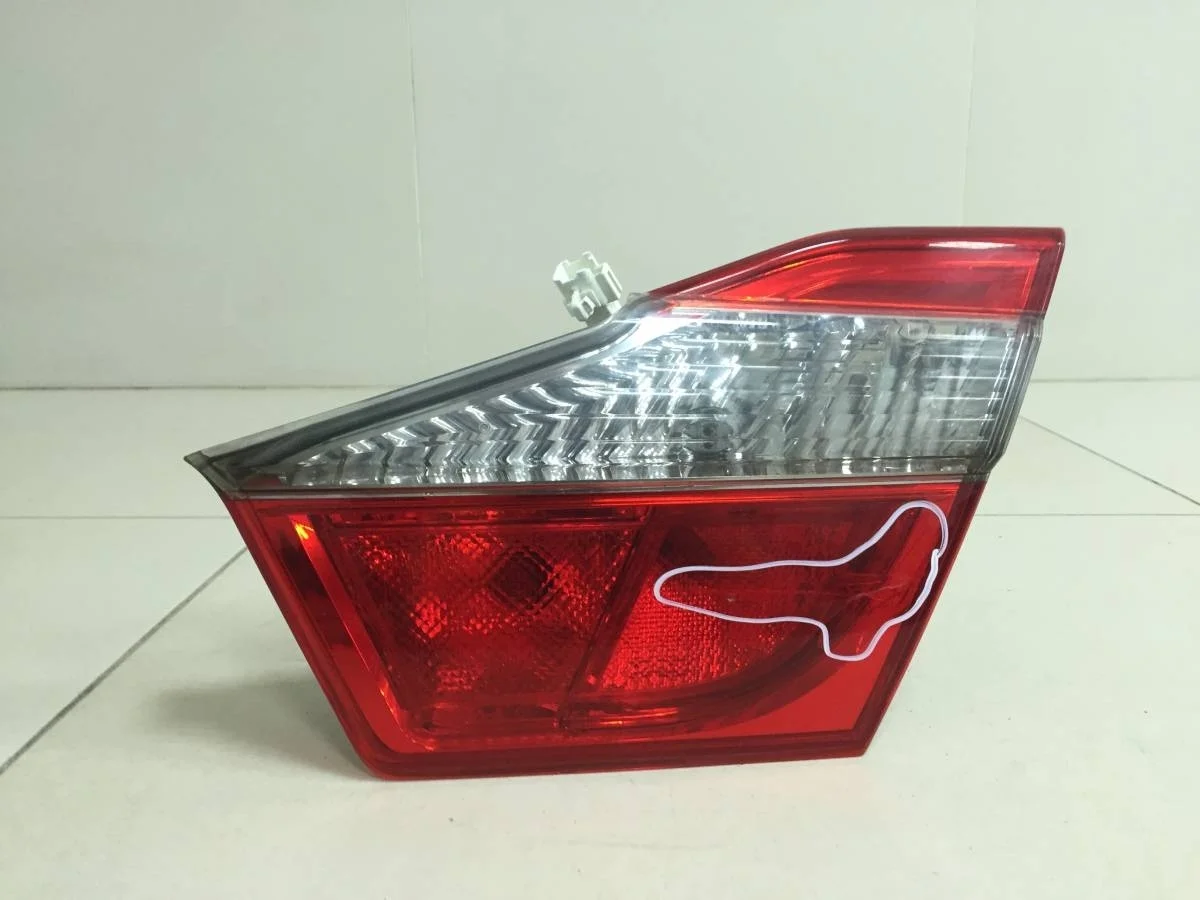 Фонарь задний внутренний правый Toyota Camry V50 2011-2017