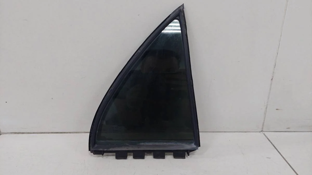 Стекло двери задней правой форточка Toyota Corolla E120 2001-2007