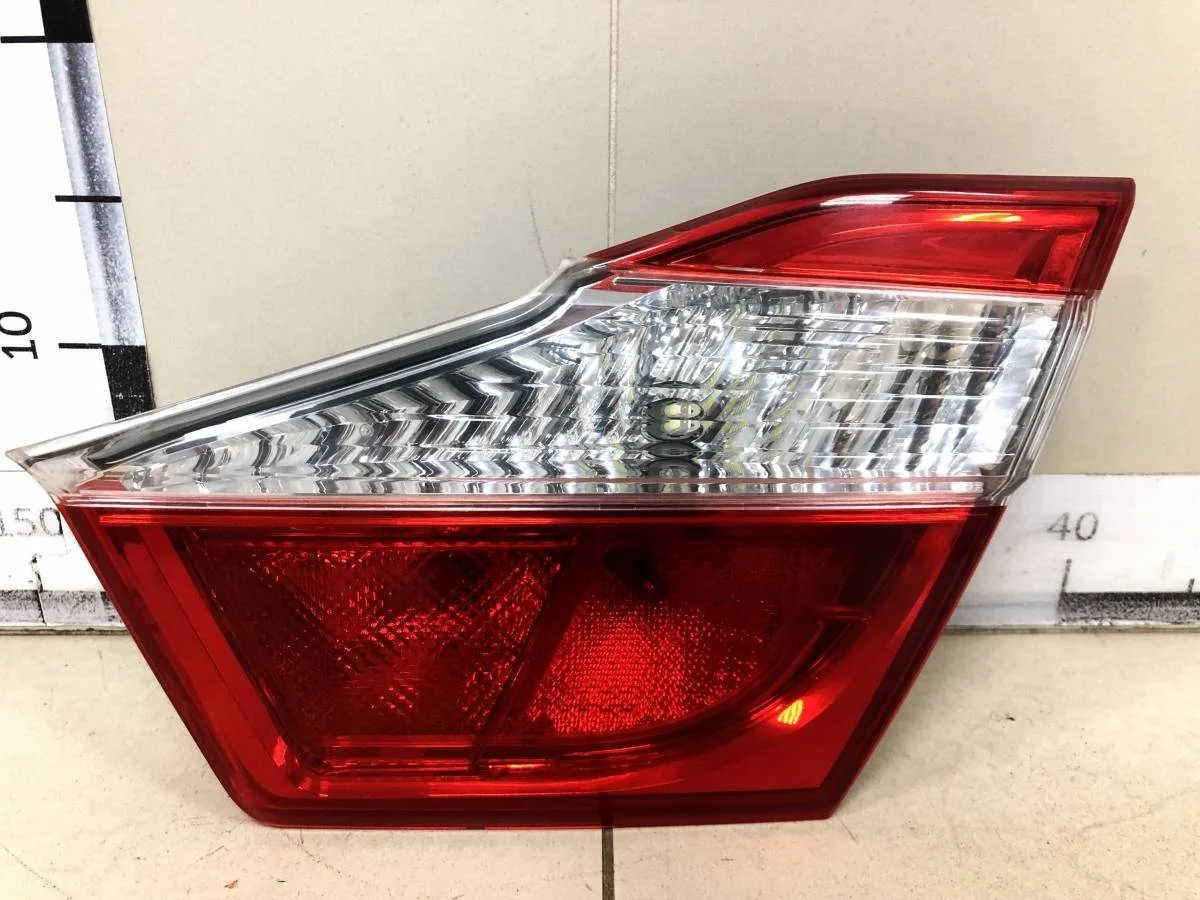 Фонарь задний внутренний правый Toyota Camry V50 2011-2017