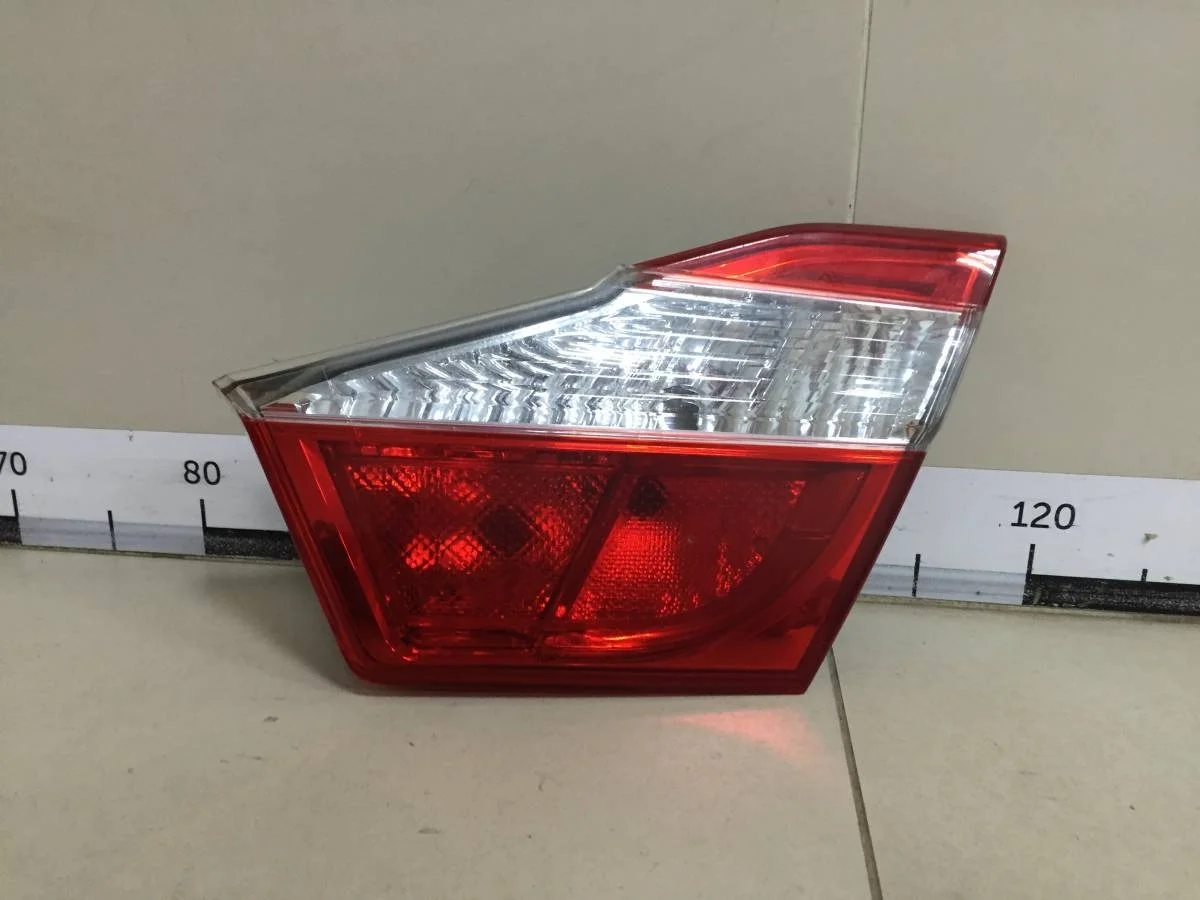 Фонарь задний внутренний правый Toyota Camry V50 2011-2017