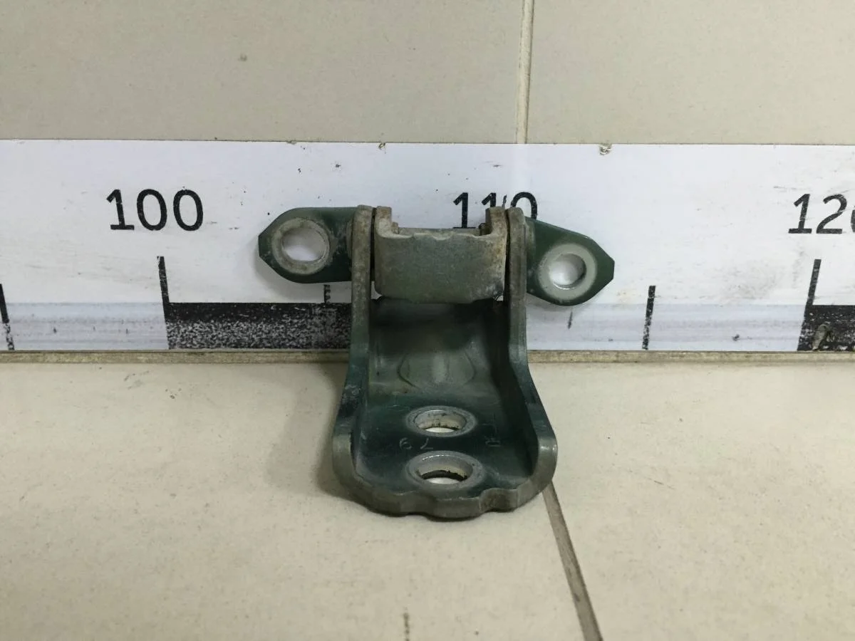 Петля двери Nissan Navara D40 2005-2015