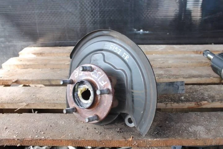 Б.у. кулак поворотный NISSAN JUKE F15E NISSAN JUKE F15E