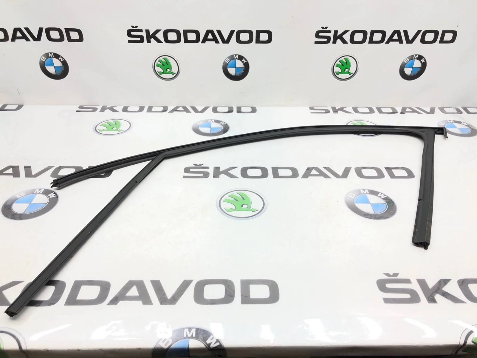 Уплотнитель стекла Skoda Octavia 2016 5E0837432D5AP A7 (5E) 1.4 CZDA, передний правый