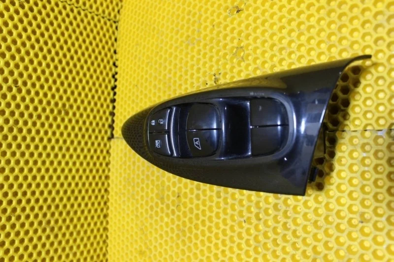Блок стеклоподъемников Nissan Juke 2014—2019