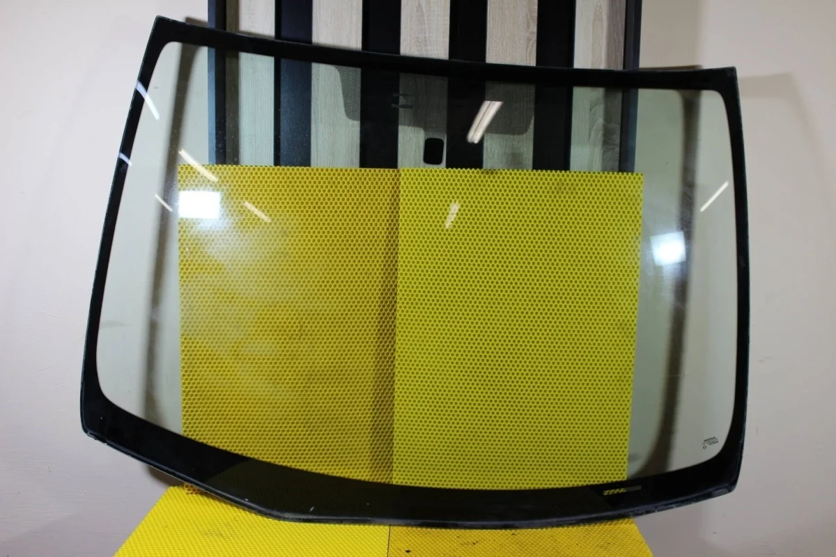 Лобовое стекло Nissan Tiida C11