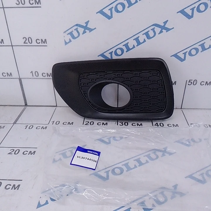 Vollux Рамка ПТФ XC70 08- левая (не крашенная, черная ! )