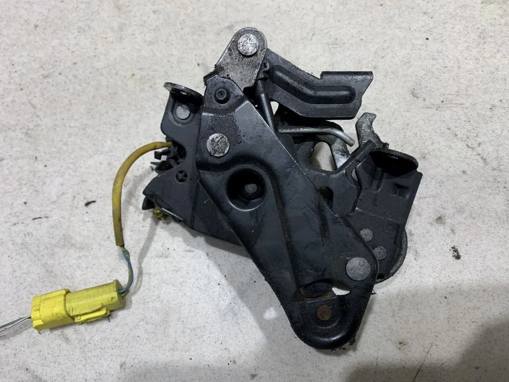 Активный замок капота правый BMW F10