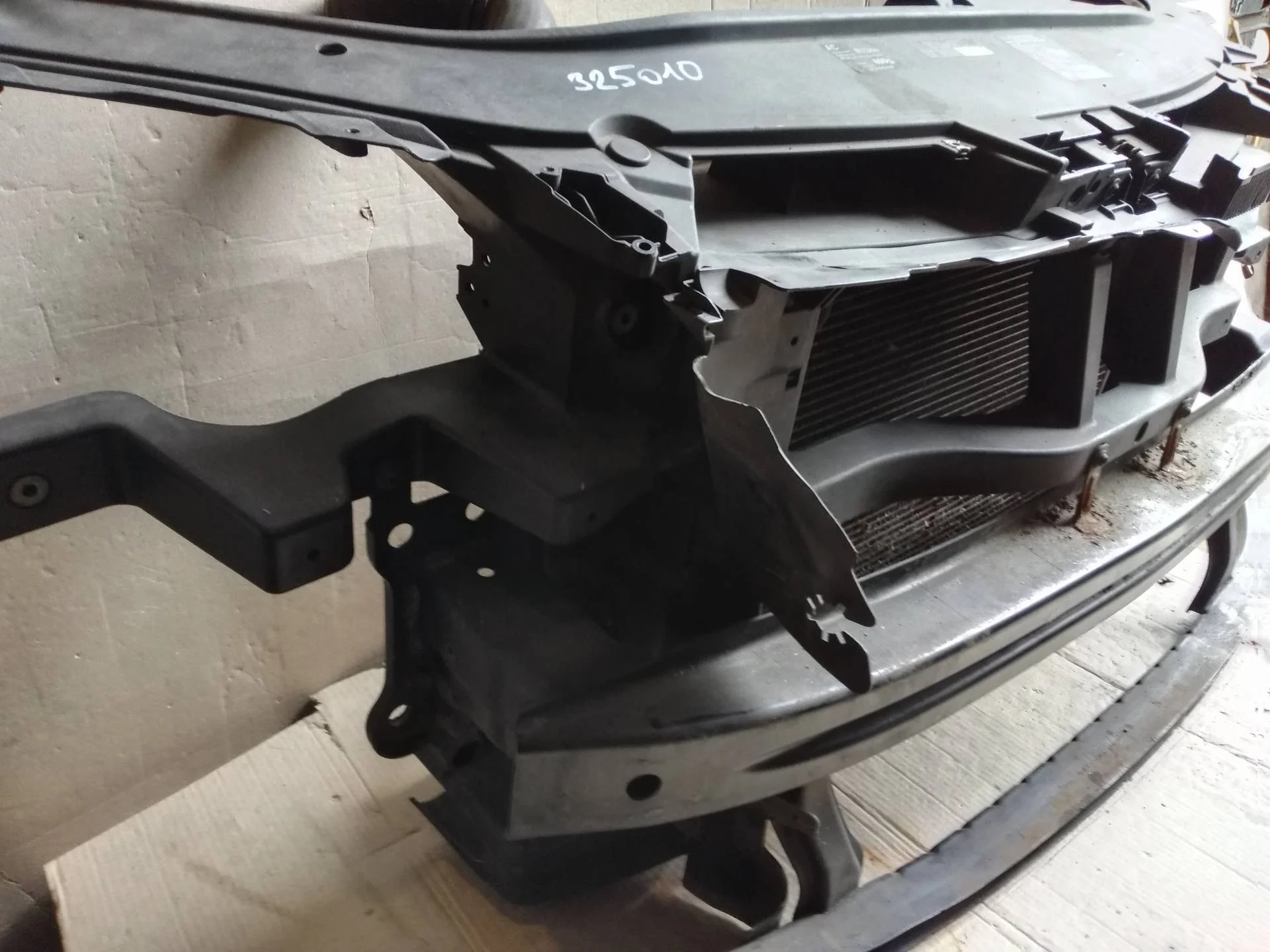 усилитель переднего бампера Volkswagen Passat B6  2008