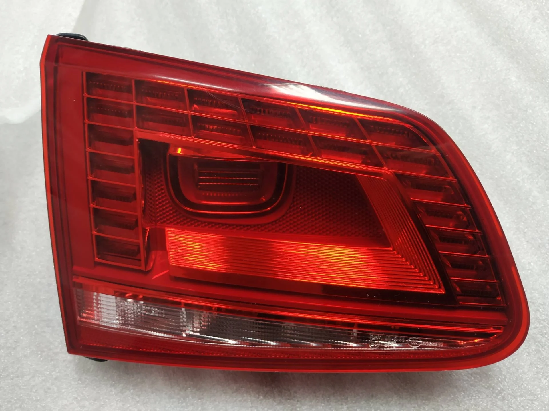 фонарь задний левый Volkswagen Touareg 2 7P6 2015