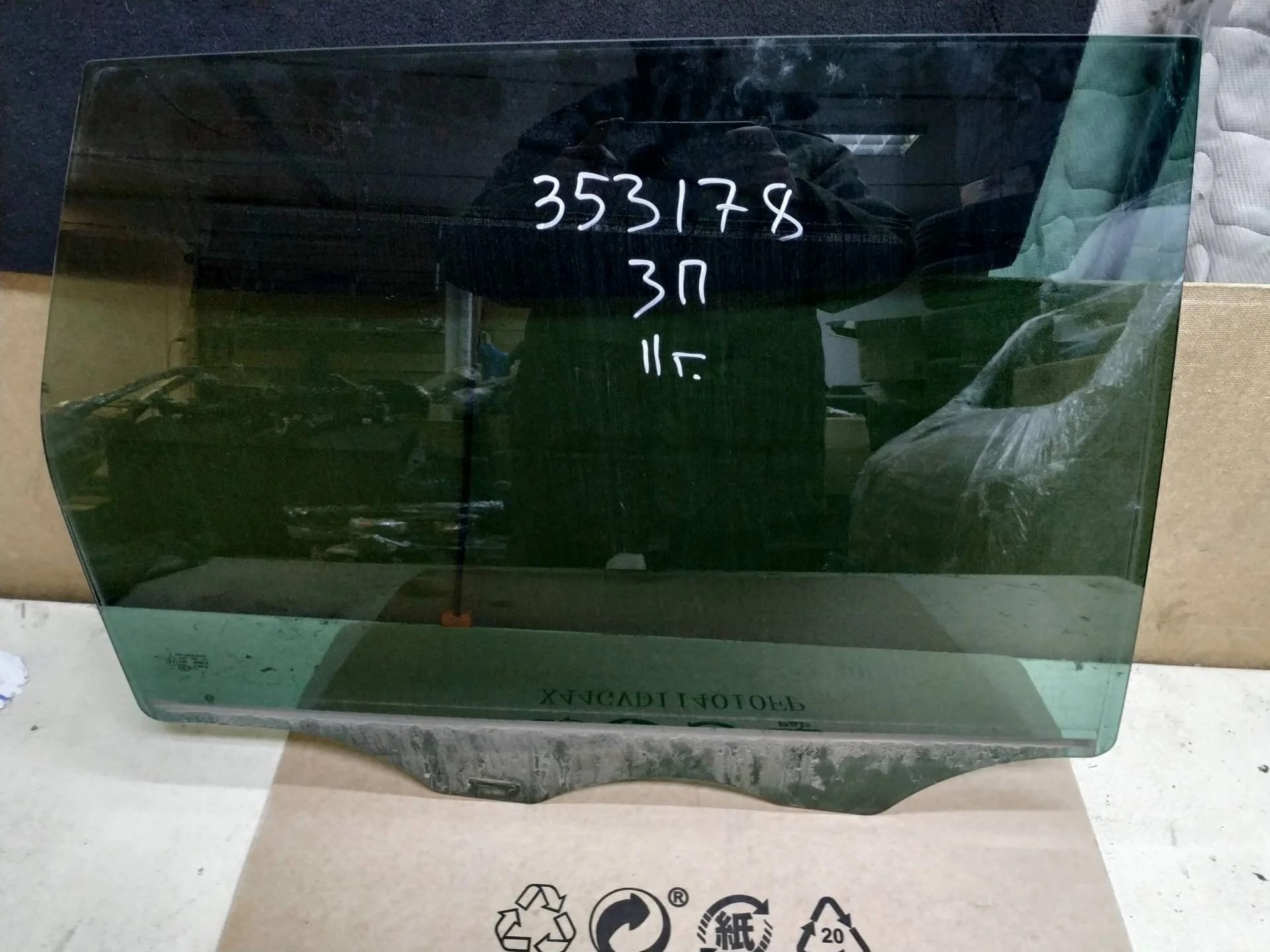 стекло двери задней правой Volkswagen Touareg 2  2013