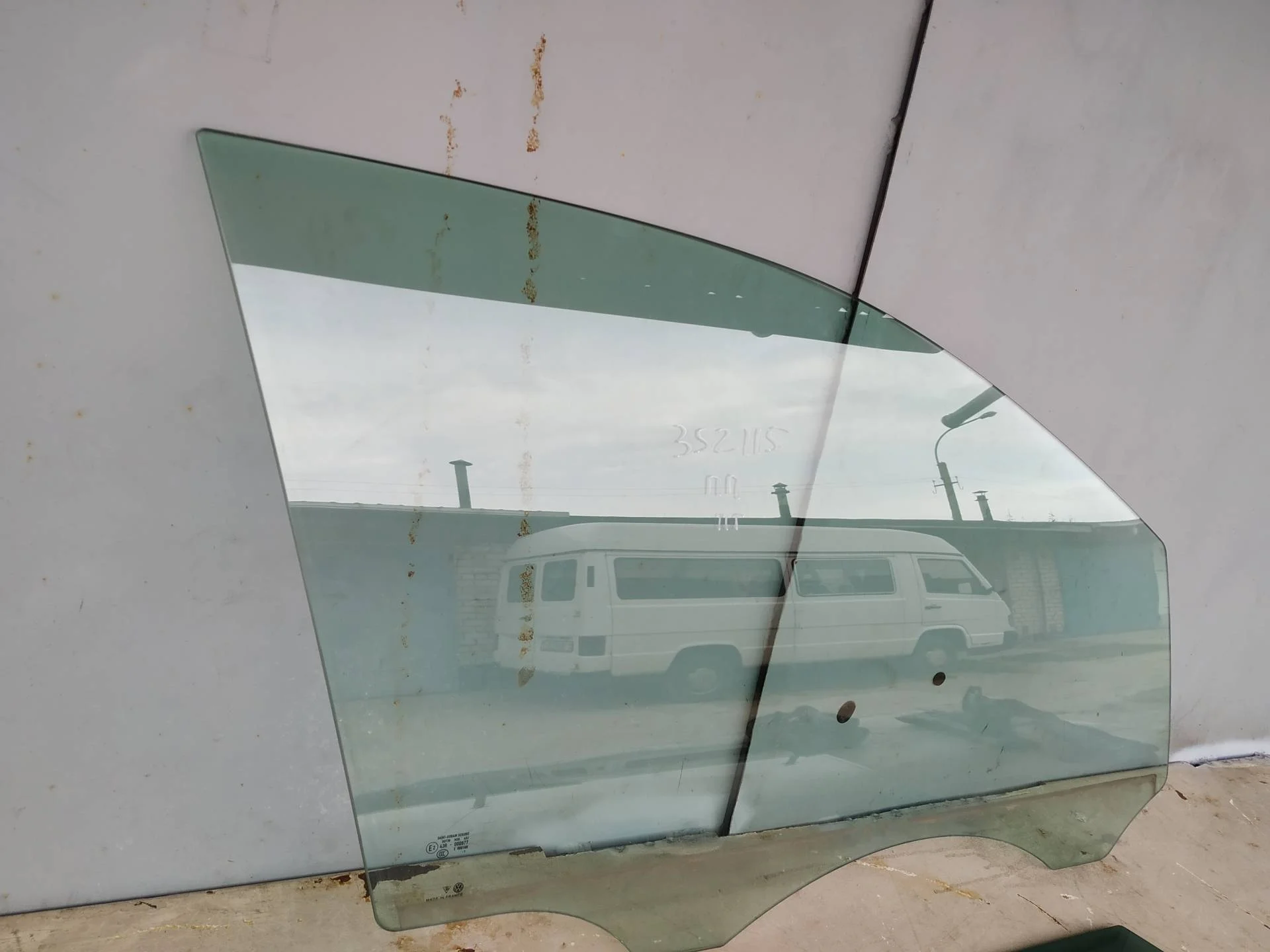 стекло двери передней правой Volkswagen Touareg 2  2013