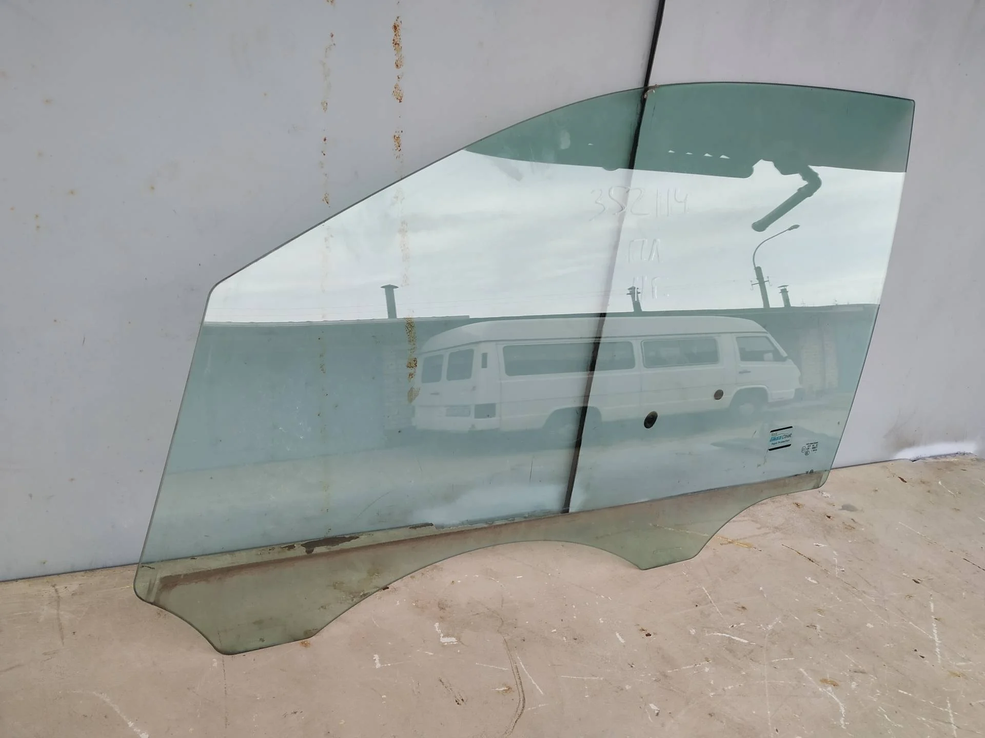 стекло двери передней левой Volkswagen Touareg 2  2013