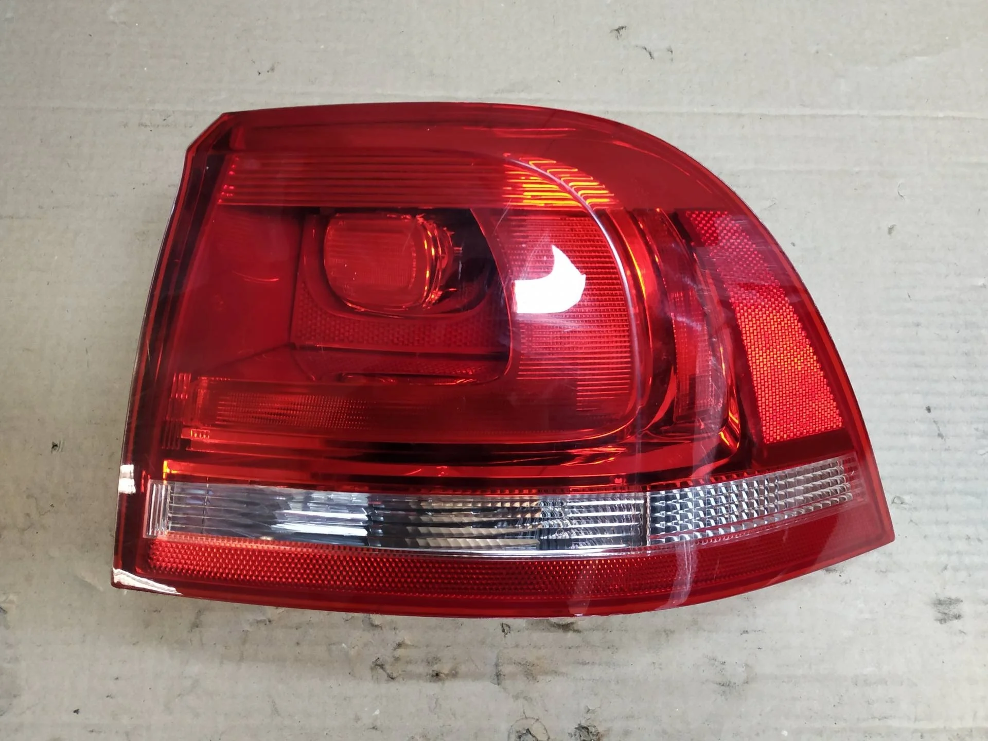 фонарь задний правый Volkswagen Touareg 2  2013