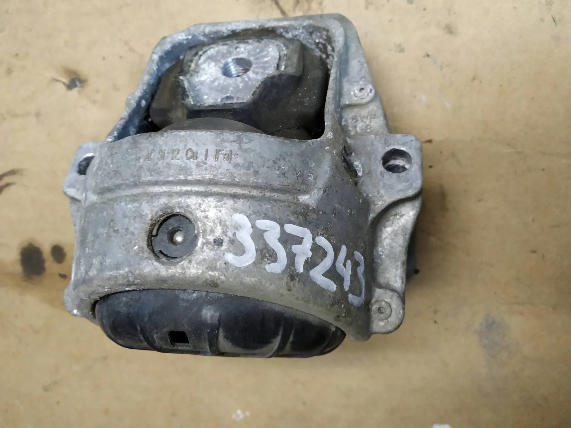 подушка крепления двигателя правая Audi A4  2009