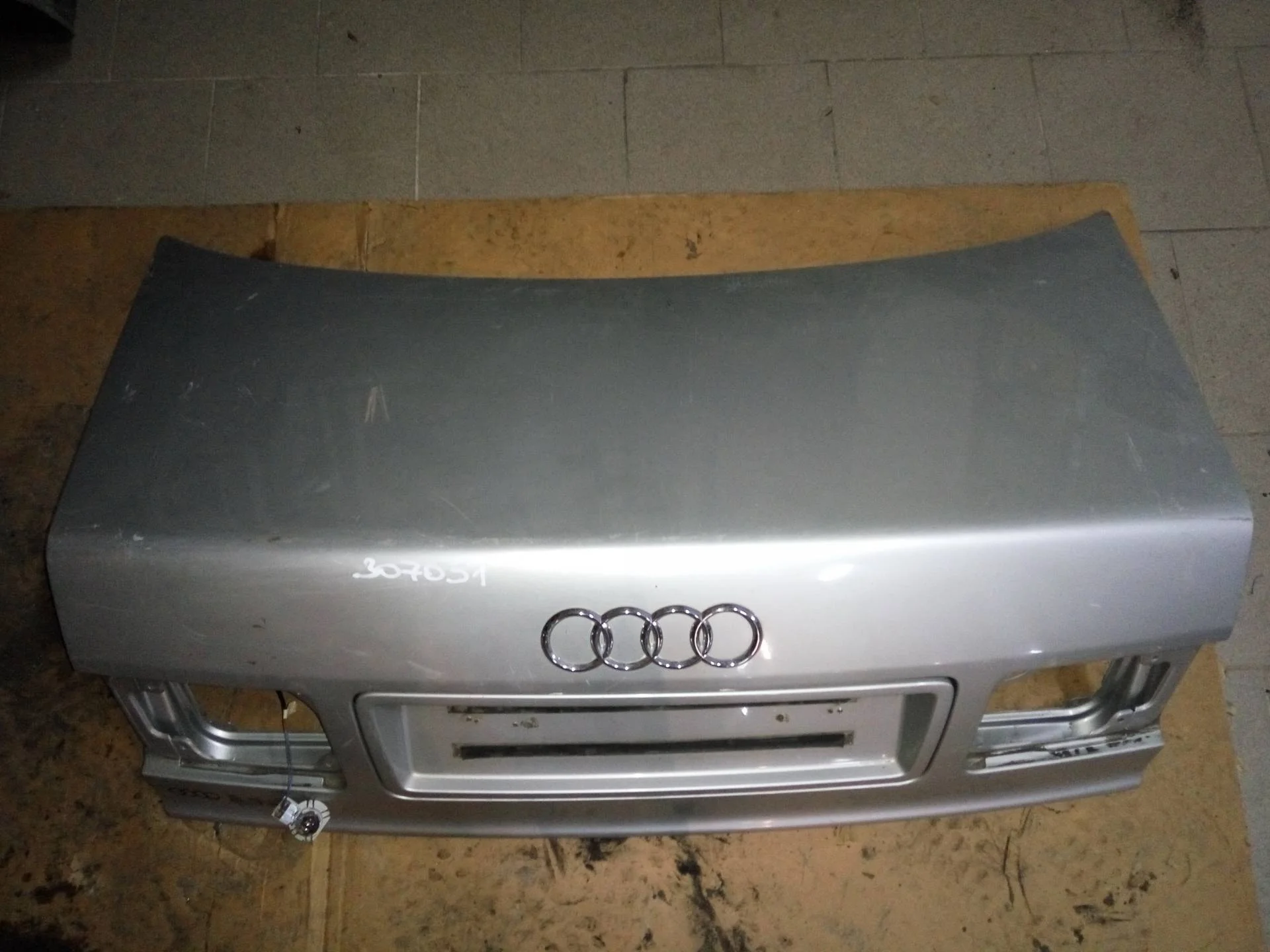 крышка (дверь) багажника Audi A8 D2/4D  1998