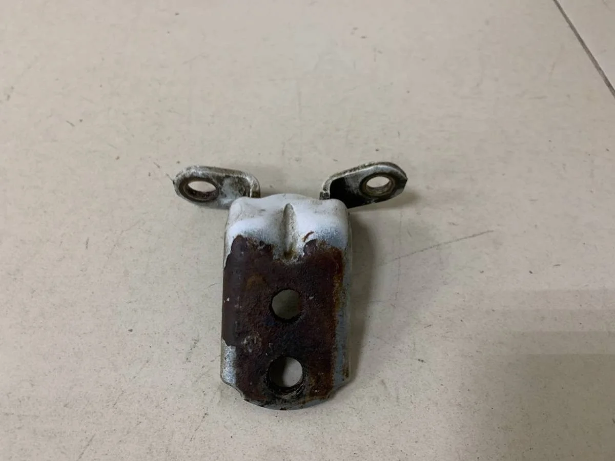 Петля двери передней правой нижняя Nissan Cefiro A32 1994-1999
