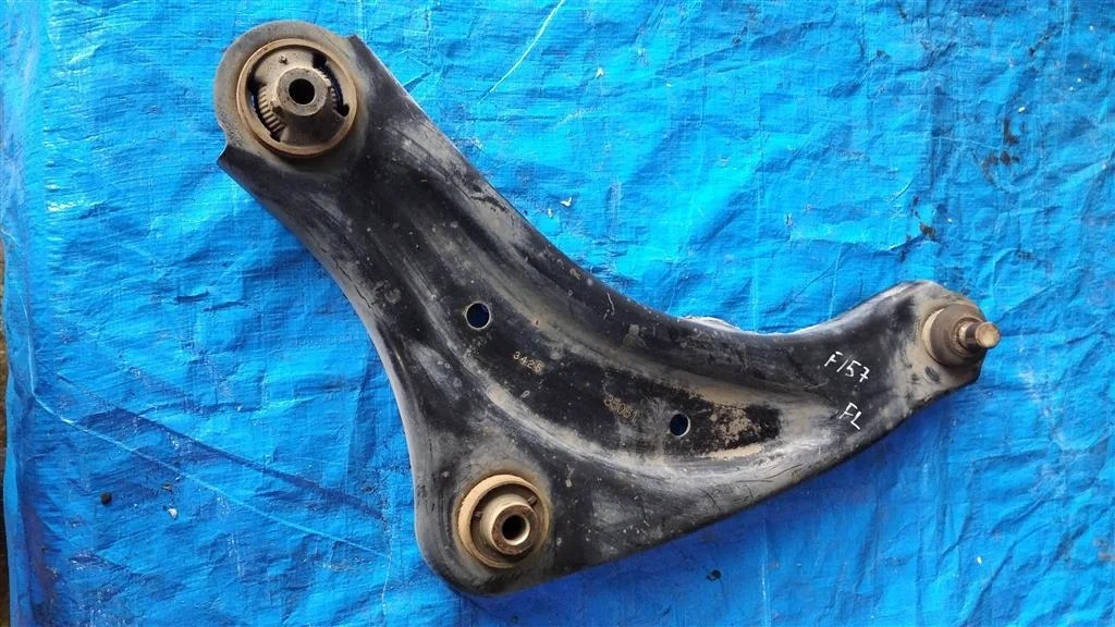 Б.у. рычаг NISSAN JUKE F15E NISSAN JUKE F15E