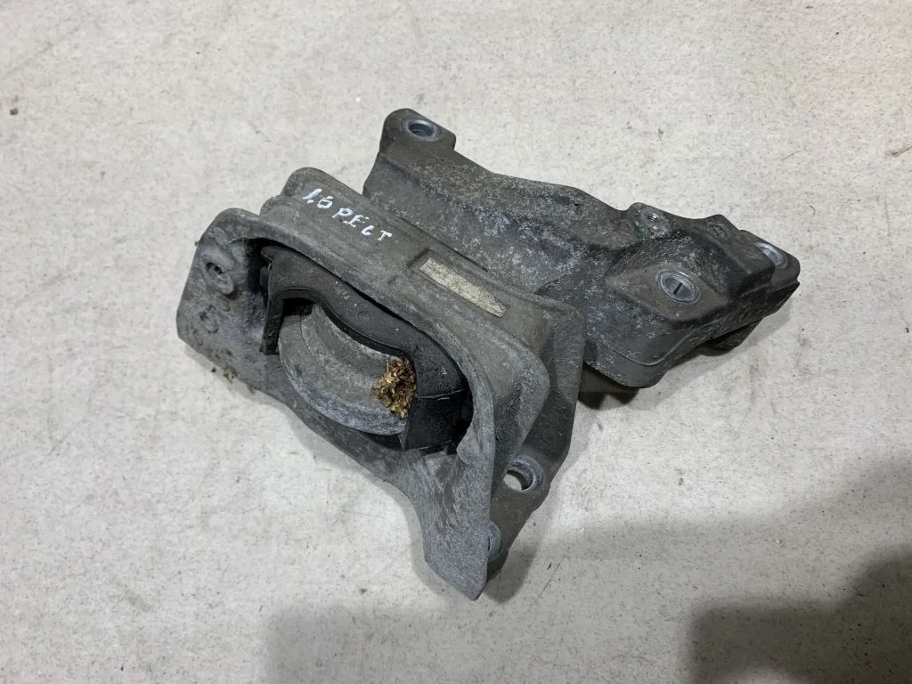 Опора двигателя правая Nissan Juke F15 HR16