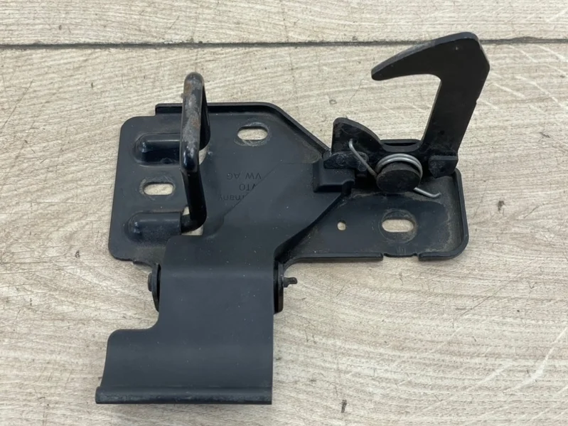 Крюк замка капота VW Touareg 2003-2010 7L