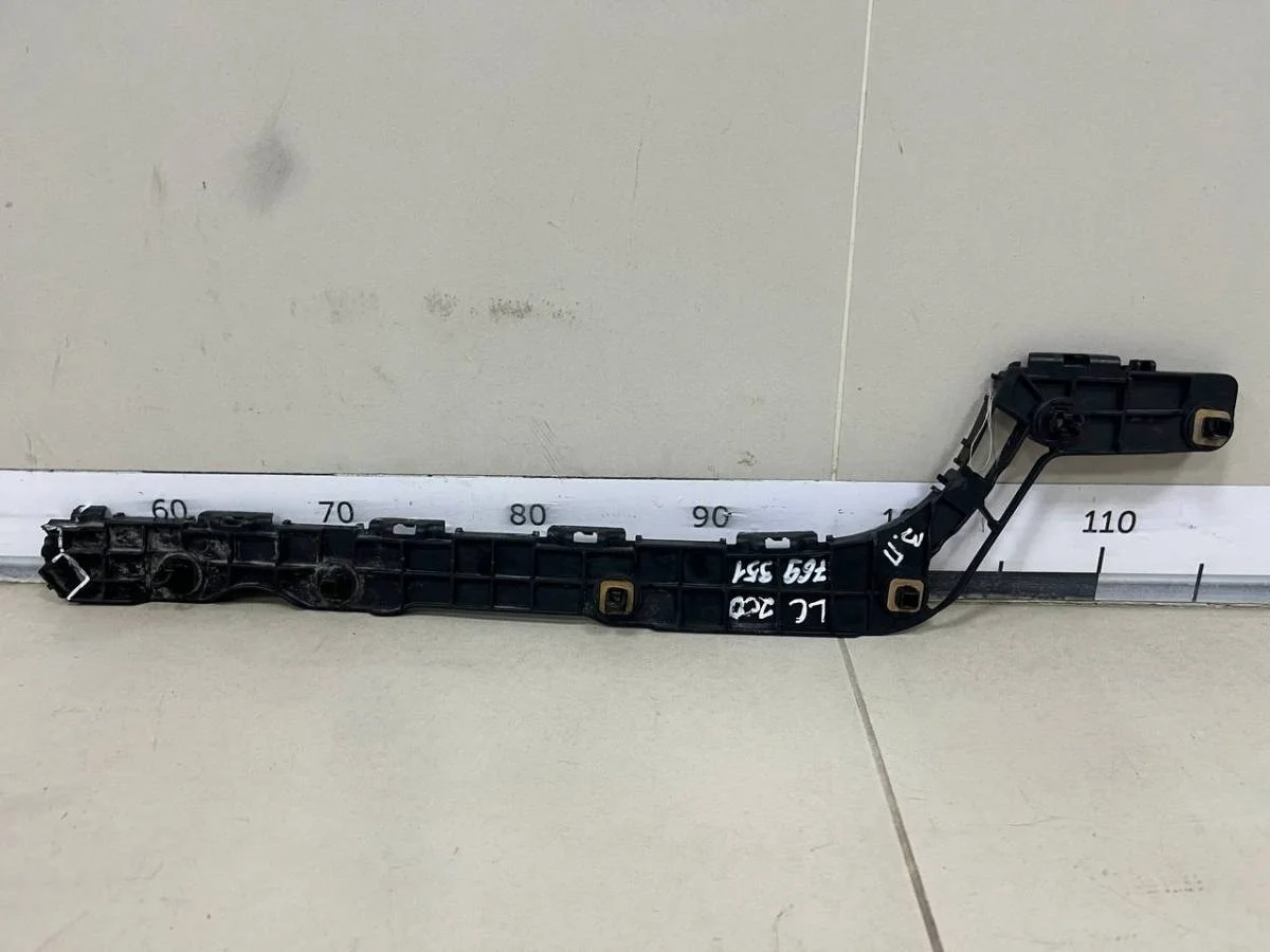 Направляющая заднего бампера правая Lexus LX570 J200 2007-2015