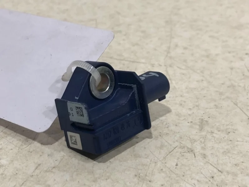 Датчик удара Mercedes-benz 2010 W204