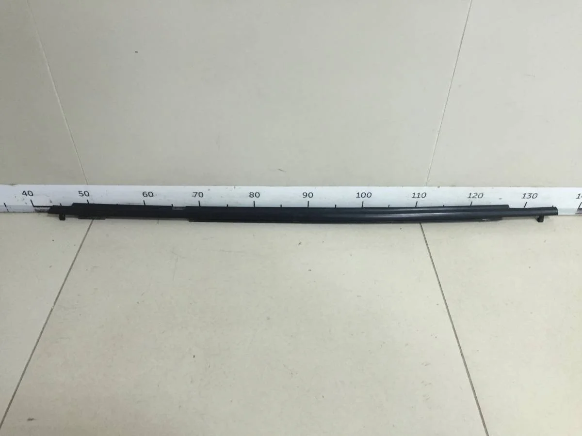 Уплотнитель стекла двери Toyota Land Cruiser Prado J150 2009>