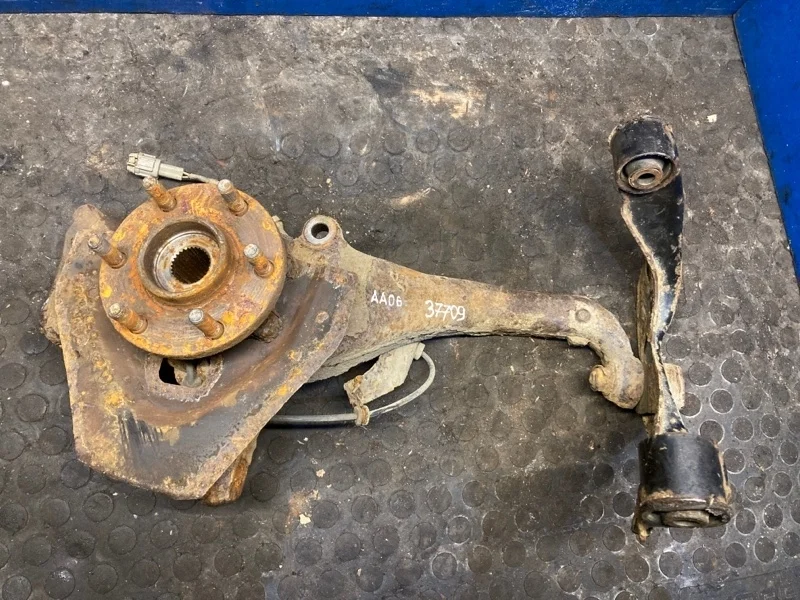 Поворотный кулак Nissan Navara D40 2005-2014 40014EB000, передний правый