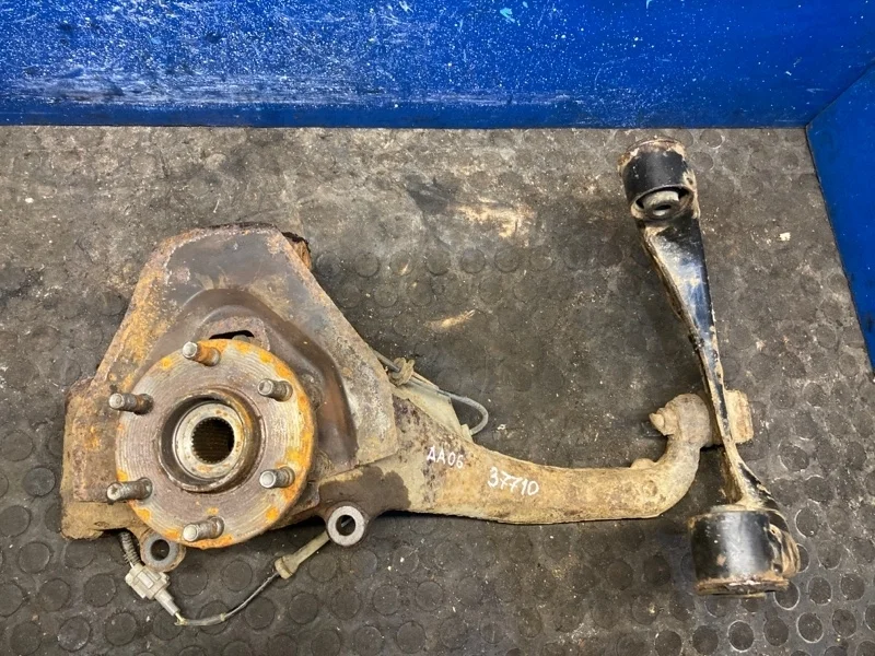 Поворотный кулак Nissan Navara D40 2005-2014 40015EB000, передний левый