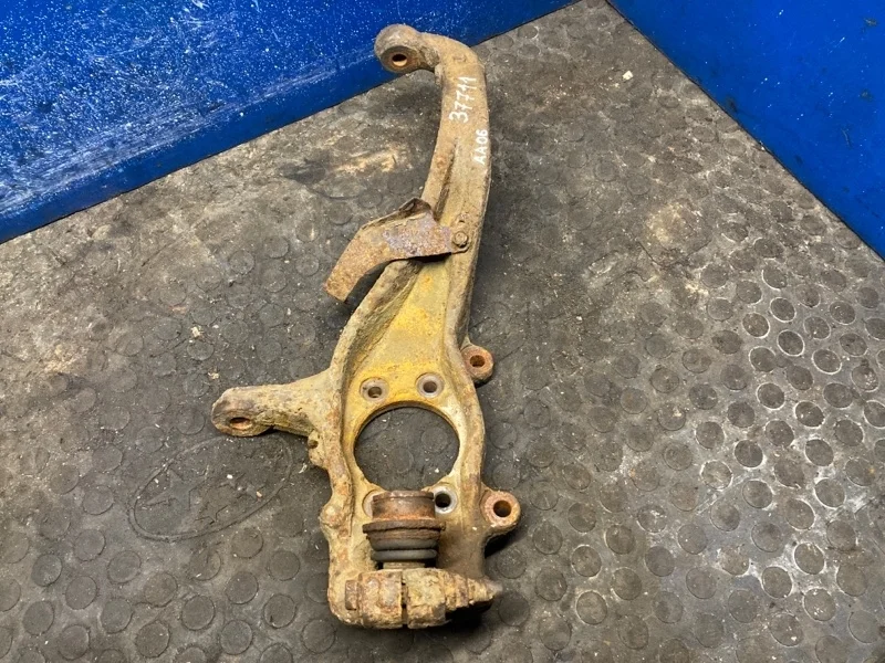 Поворотный кулак Nissan Navara D40 2005-2014 40014EB000, передний правый