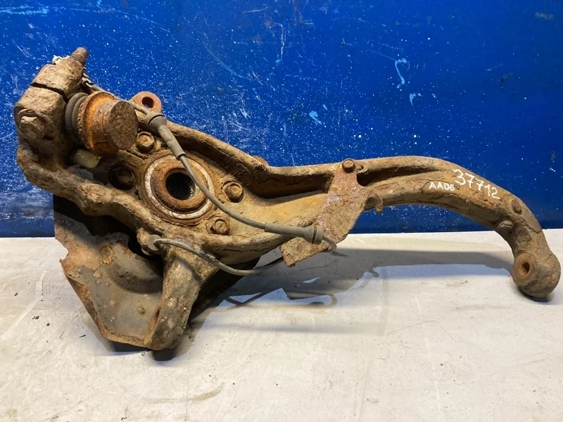 Поворотный кулак Nissan Navara D40 2005-2014 40015EB000, передний левый