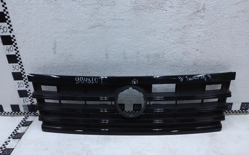 Решетка радиатора Volkswagen Touareg 3 черная