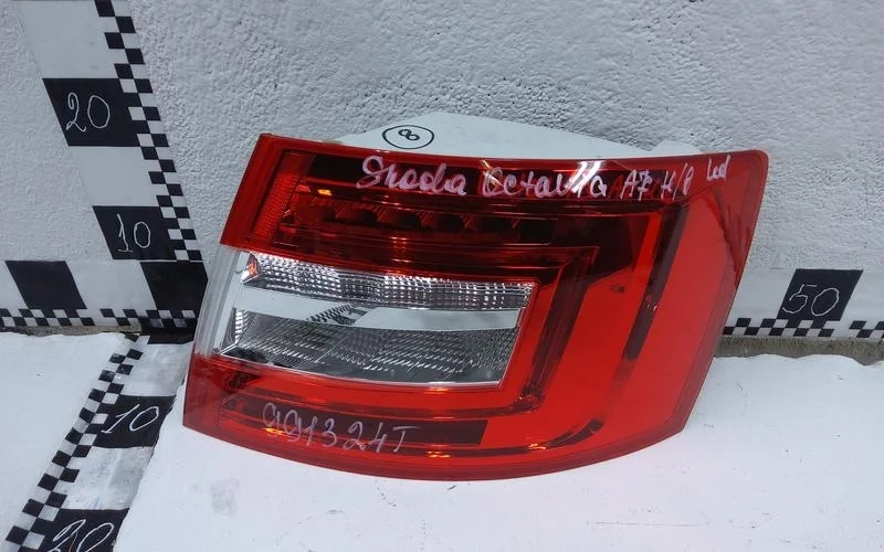 Фонарь правый наружный Skoda Octavia A7 Liftback LED