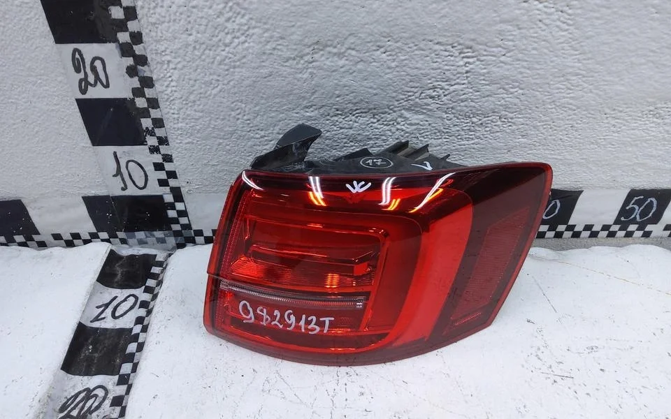 Фонарь правый наружный Volkswagen Jetta 6 Restail LED