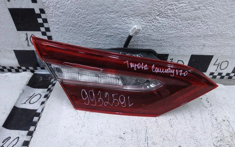 Фонарь левый внутренний Toyota Camry V70 LED