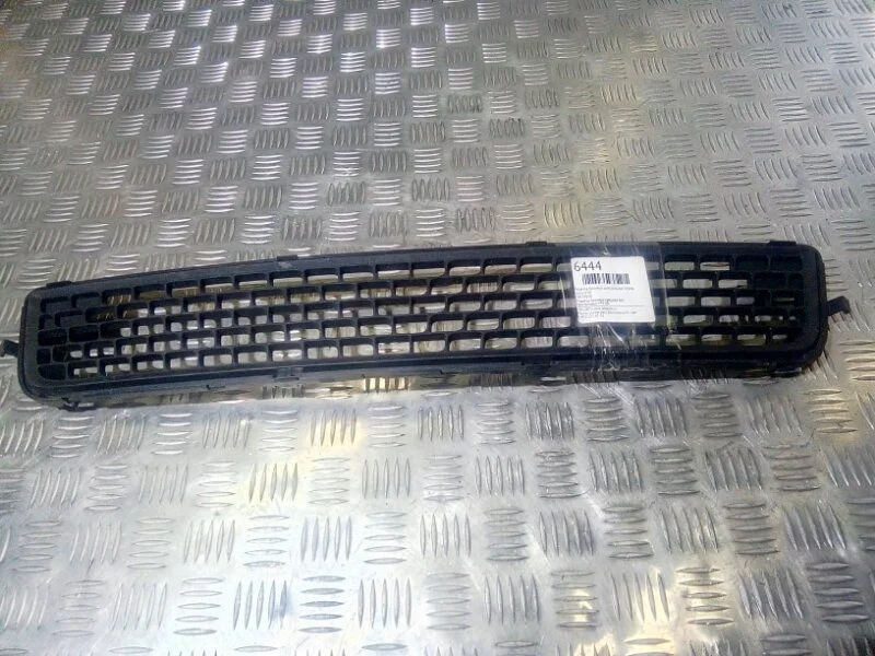 Решетка бампера центральная Volvo 2007-2013 30678636 V70 2.5T, передняя