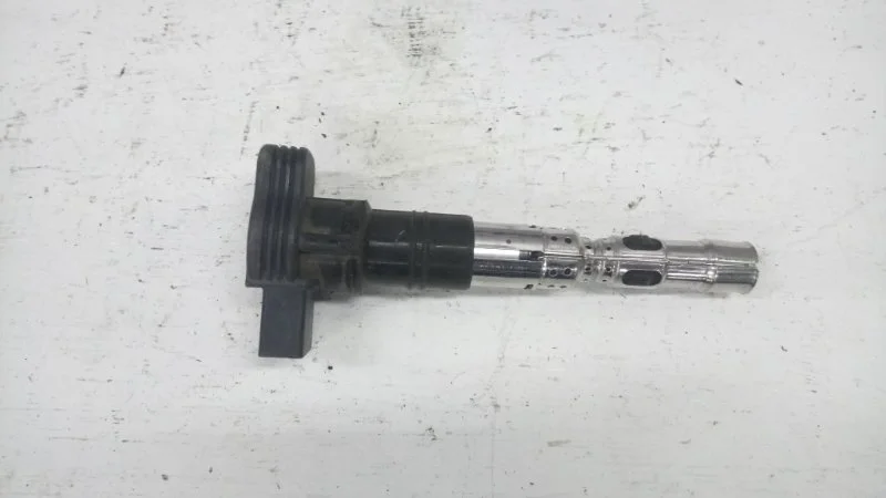 Катушка зажигания Audi Passat 077905115AA B6