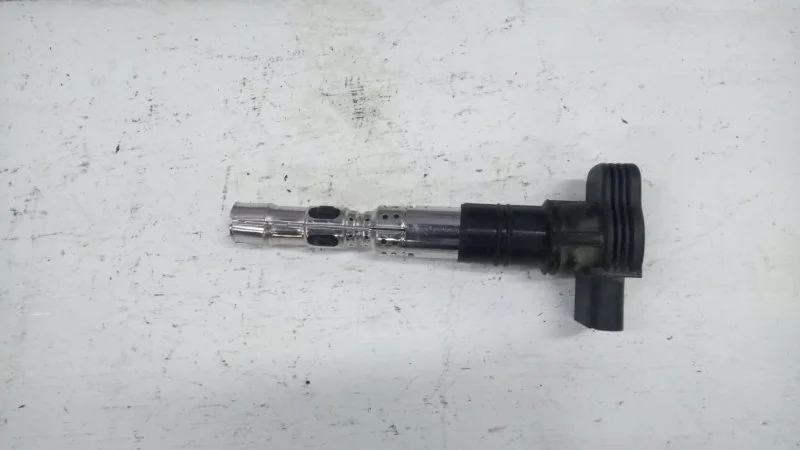 Катушка зажигания Audi Passat 077905115AA B6