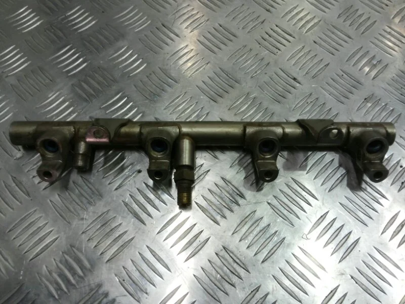 Рейка топливная Audi Q7 2006-2007 079133315E 4.2 BAR, левая