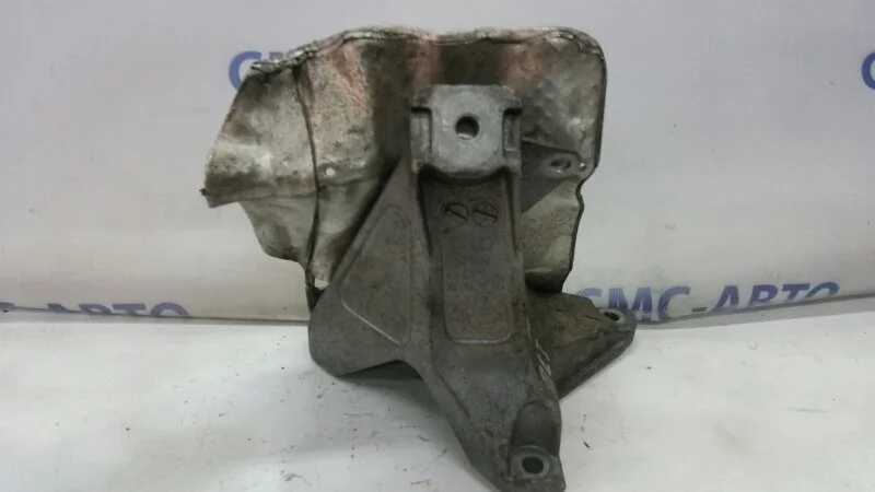 Кронштейн Audi A4 1998-2005 8E0199308A B7 2.0 ALT, правый