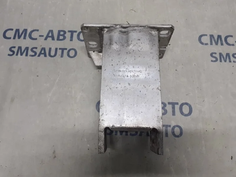 Кронштейн усилителя бампера Audi A4 8K0807134C 8K 2.0D, передний правый
