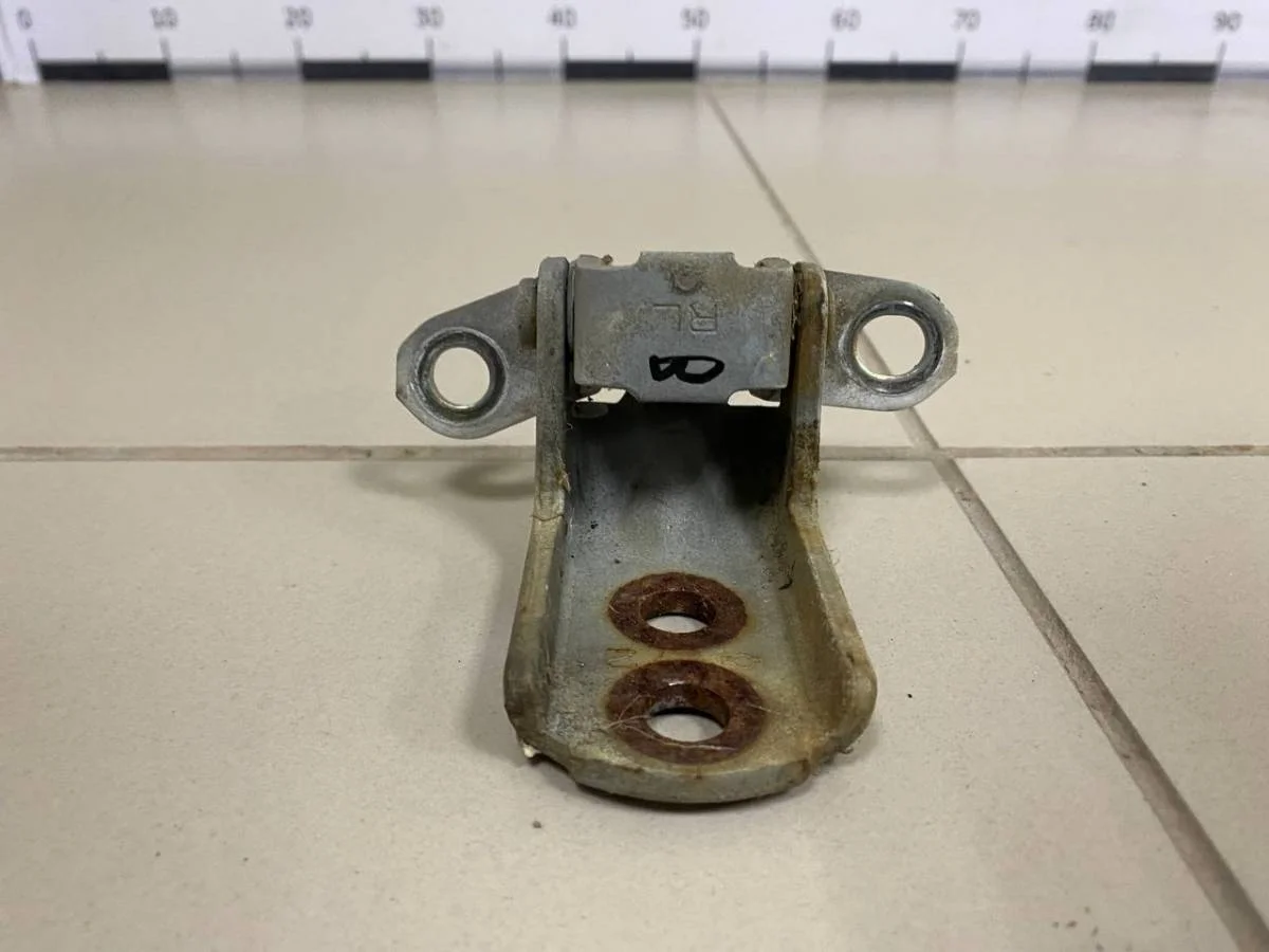 Петля двери передней левой верхняя Nissan Cefiro A32 1994-1999