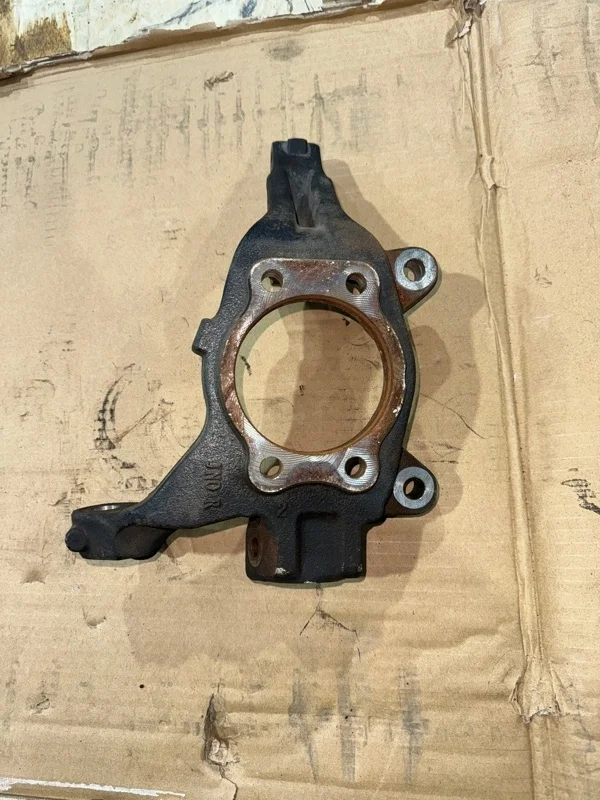 Кулак поворотный Nissan Teana J32