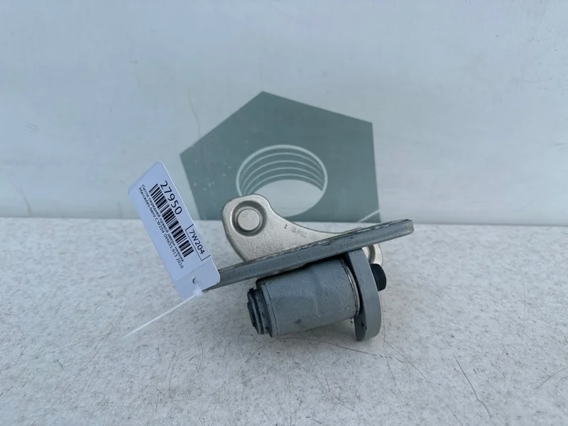 Петля передней правой двери нижняя Mercedes-benz 2010 W204