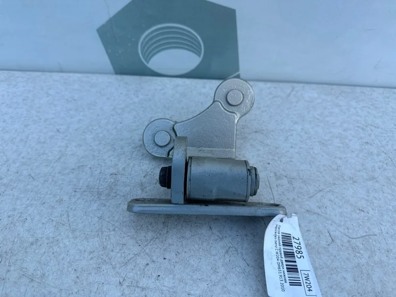 Петля задней правой двери нижняя Mercedes-benz 2010 W204